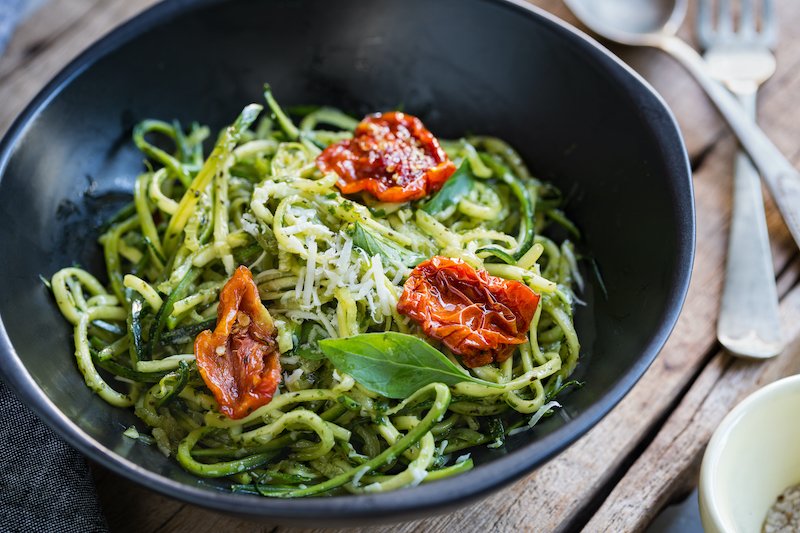 Zucchini-Nudeln mit Pesto low carb rezepte